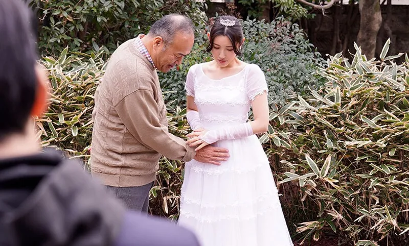 Chồng yêu quá yếu, vợ dù yêu nhưng vẫn thường nắc với bố chồng đến có thai