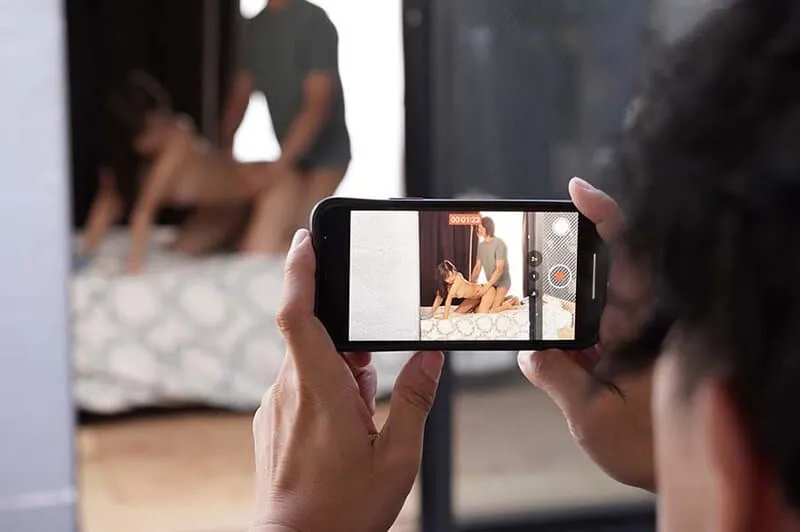 Quay lén em em học sinh ở căn hộ đối diện "đi ngoài" quên đóng cửa sổ để tống tình