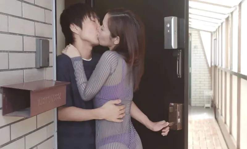 Cô hàng xóm với chiếc quần lót lọt khe và cậu nhóc cạnh bên nhà may mắn