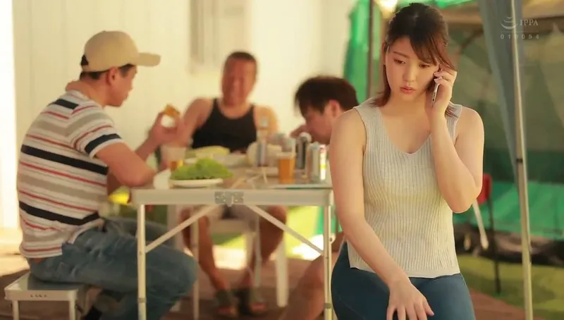 Gã chồng khờ để bà xã tham gia sự kiện cắm trại với mấy gã nhà đối diện và cái kết