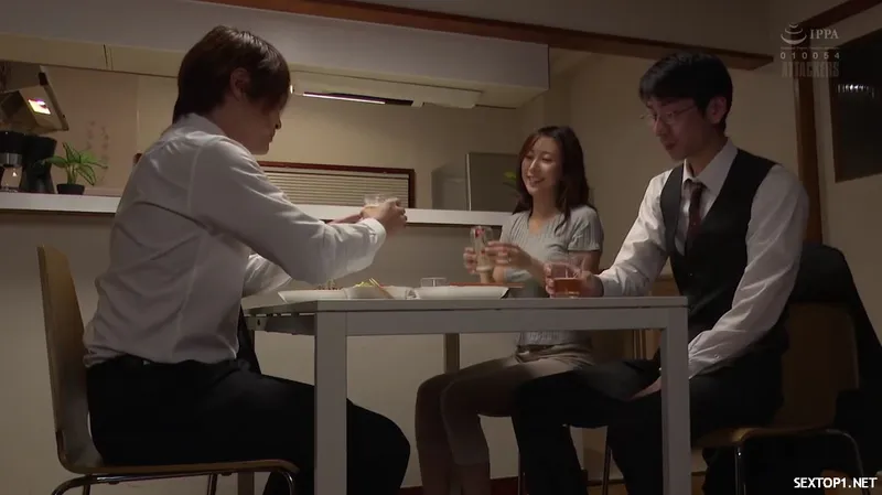 đến nhà tiền bối ở nhờ, cưỡng bức luôn vợ sếp