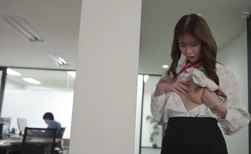 Bí ẩn đằng sau cô nhân viên giao diện chỉn chu nghiêm nghị, hóa ra lại là "nữ hoàng dâm đãng" đích thực.