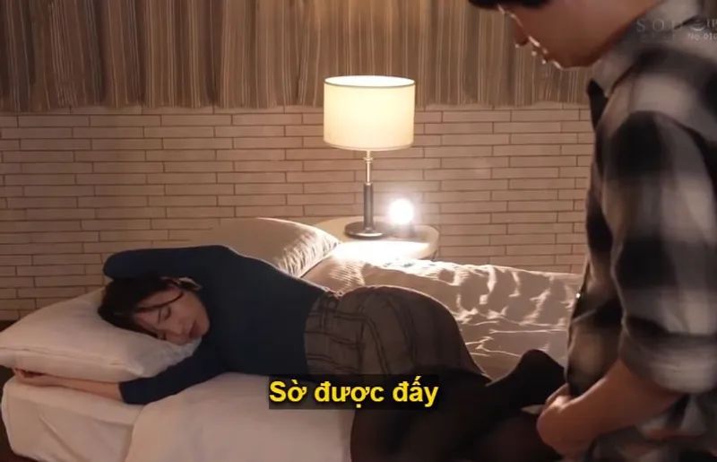 Một đêm mất ngủ với nữ phát thanh viên tiếng tăm khi ở cùng phòng khách sạn