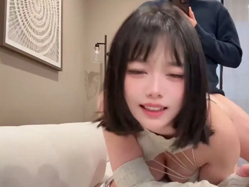Chị họ dễ thương rủ em trai cowgirl đầy nóng bỏng.